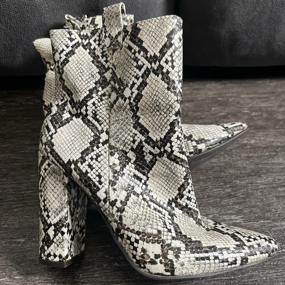 Just Fab Snake Skin Print Heeled‎ Ankle Boots Sz 7 Chunky Heel Cowboy Western